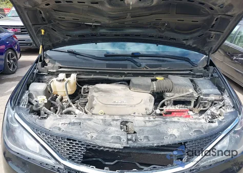 2017 Chrysler Pacifica Touring-L Plus z USA, uszkodzony, nr VIN 2C4RC1EG2HR533186